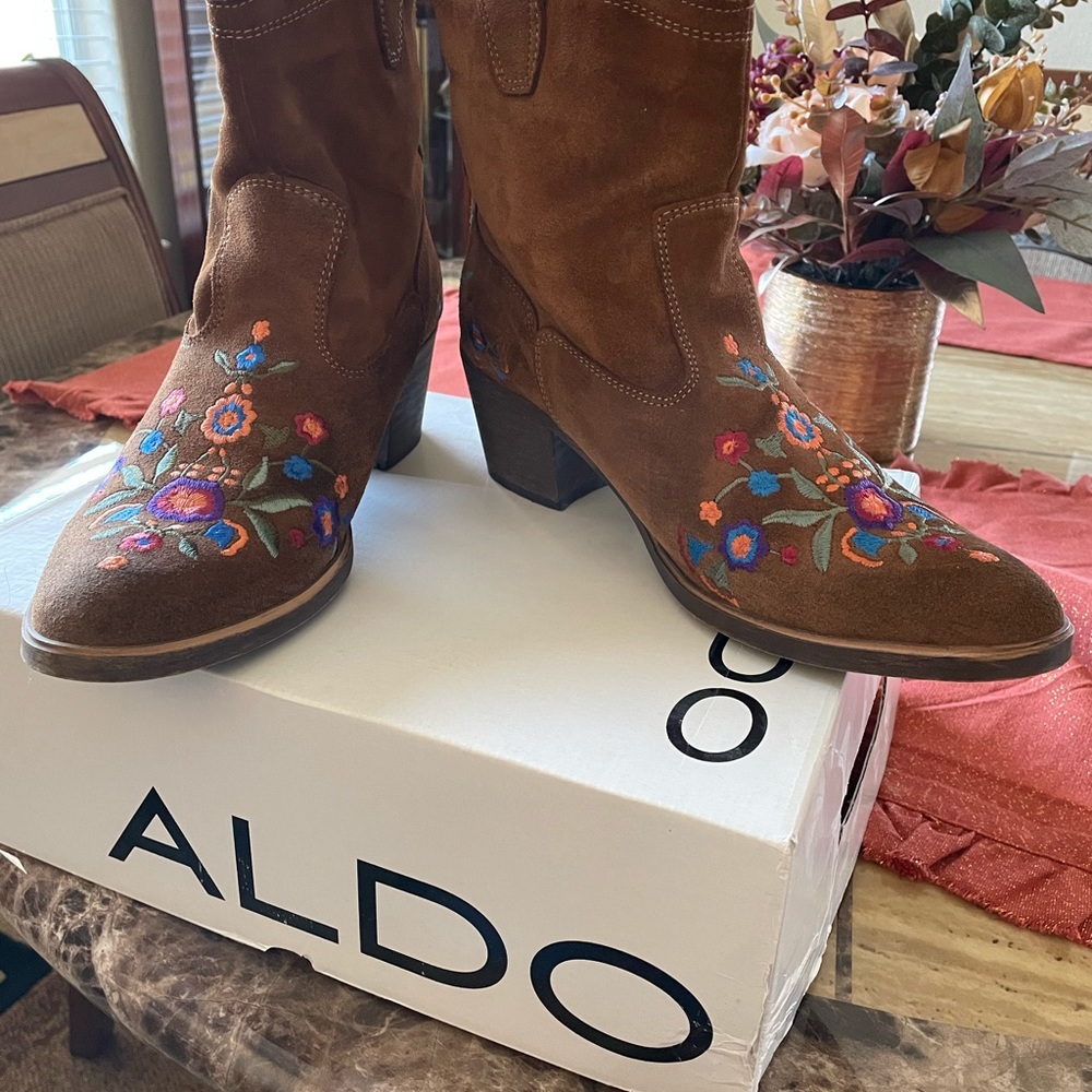 ALDO Suede Embroidered Ankle Boots EUC 10 M - Picture 8 of 15